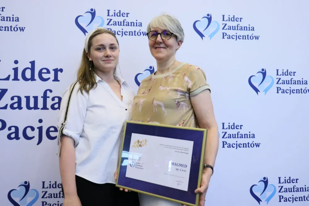 lek. Magdalena Olszewska-Szreder z córką odbiera wyróżnienie Lider Zaufania Pacjentów 2024